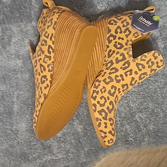 Brand new Tom's leopard booties - Picture 3 of 4